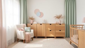 Chambre de bébé lumineuse et épurée avec rangements en bois, fauteuil confortable, tapis doux et décoration aux couleurs pastel.